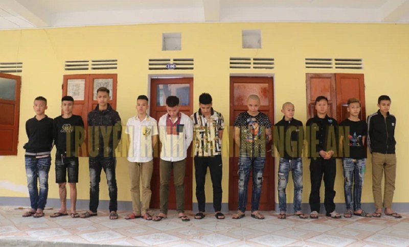 11 trong số 13 đối tượng liên quan vụ nam thanh niên bị đào hố chôn sống bị Công an bắt giữ để điều tra. (Ảnh: Truyền hình an ninh Nghệ An).