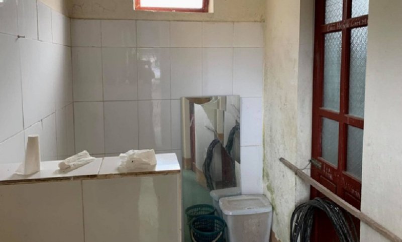 Bên trong khu nhà vệ sinh này có 2 phòng đóng cửa vì hỏng không sử dụng được. (Ảnh: Dân trí).