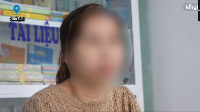 Cô Hường, giáo viên Tiếng Anh cũng dạy cùng khối lớp 5 với cô Tuất trả lời báo chí.