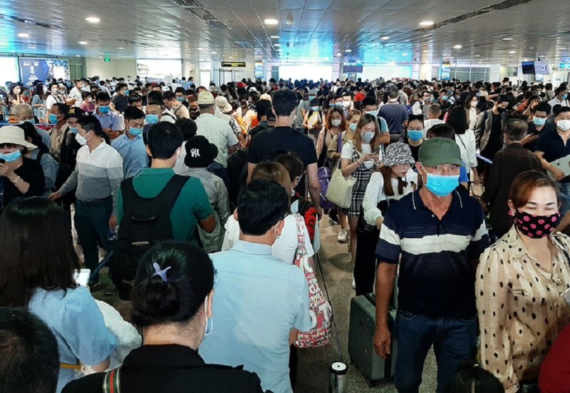 Khách xếp hàng ở khu vực chờ kiểm tra an ninh ga quốc nội sân bay, sáng 16/4. (Ảnh: Gia Minh/VNE).