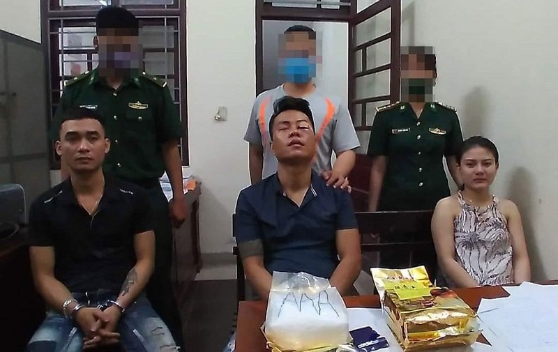 Các đối tượng Nguyễn Trà Thị Trà My, Nguyễn Vũ Trọng, Trần Văn Trung cùng tang vật. Ảnh: TTXVN.