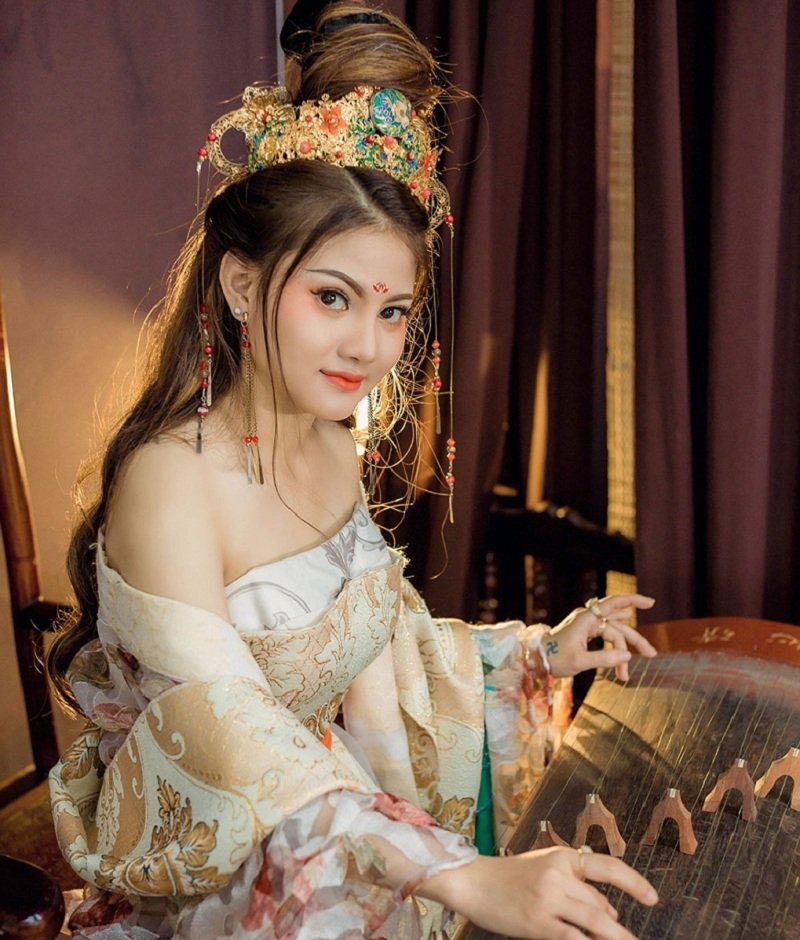 Cô gái được nhiều cư dân mạng biết đến là một “hot girl” chuyên nhập vai “thần tiên tỉ tỉ” rao giảng đạo lý trên mạng xã hội.