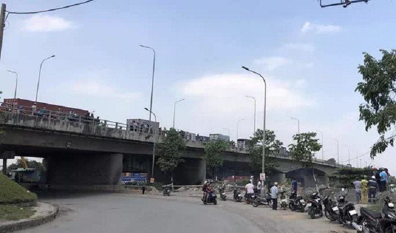 Nhiều người dân hiếu kỳ kéo đến theo dõi vụ việc.