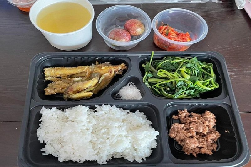Suất ăn của người cách ly tại khách sạn.