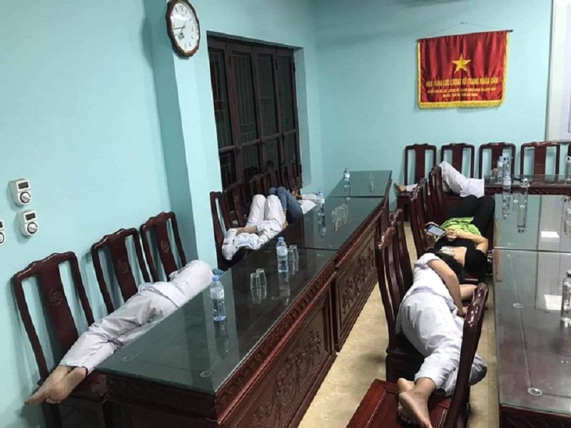Hay những chiếc ghế được xếp lại thành chỗ nghỉ.