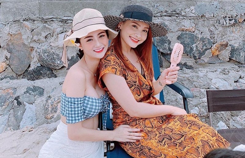 Thư Vũ và diễn viên Bảo Thanh chụp hình chung.