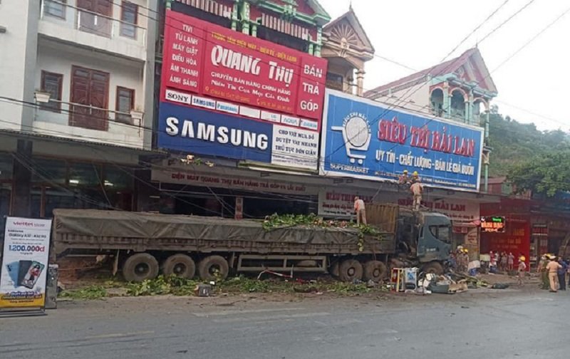 Hiện trường vụ tai nạn tài xế container đâm vào vỉa hè để 'né' 2 người.