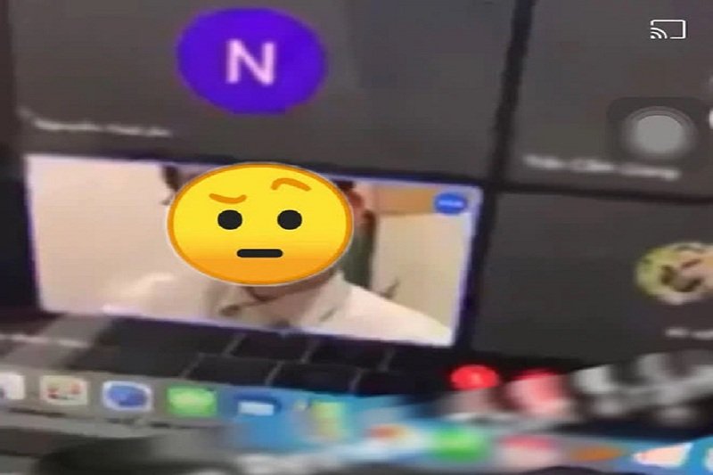 Thầy giáo đã yêu cầu nam sinh dừng ngay hành động nhạy cảm này.