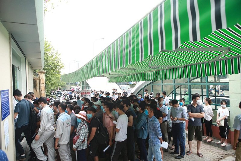 Hình ảnh gợi nhớ đến TP HCM khi người dân chen nhau lấy giấy xét nghiệm COVID-19. (Ảnh: Dân Việt).