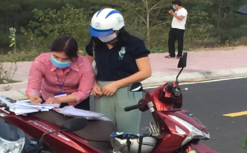 Nữ cán bộ khai tên giả sau khi bị bắt gặp 'đi xem đất' cùng Trưởng ban lúc giãn cách xã hội.