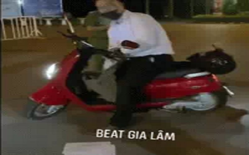 Vất tờ giấy xuống đường. (Ảnh cắt từ clip: Beat Gia Lâm).