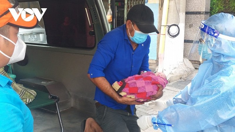 Sản phụ 'đẻ rớt' tại chốt kiểm soát dịch COVID-19 vì bệnh viện từ chối. (Ảnh: VOV).