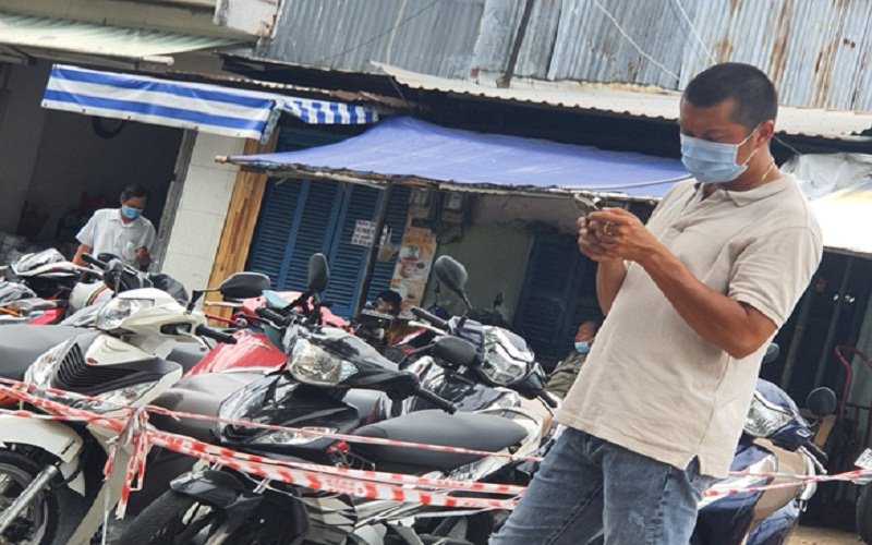Ông Trương Mạnh Thảo (cán bộ trật tự đô thị phường 2, quận 6) - 'cò' tiêm vắc xin COVID-19 'dịch vụ'. (Ảnh: Tuổi Trẻ TP HCM).