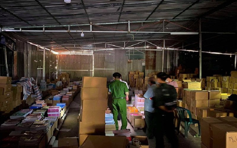 Cảnh sát kiểm tra kho sách.