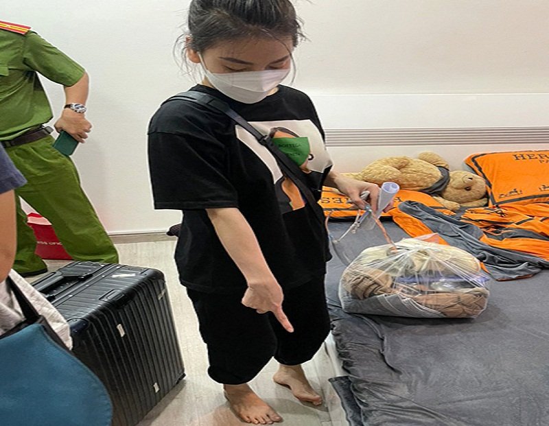 Cảnh sát dựng lại hiện trường Ngọc trộm điện thoại, chuyển khoản tiền của nạn nhân. (Ảnh: Nhật Vy).