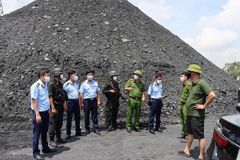 Lực lượng chức năng phát hiện hàng loạt 'núi than khủng' không rõ nguồn gốc ở Hải Dương.