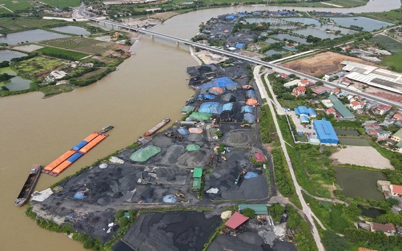 Những núi than ngay sát chân cầu Mây (Hải Dương). (Ảnh: Báo Giao Thông).