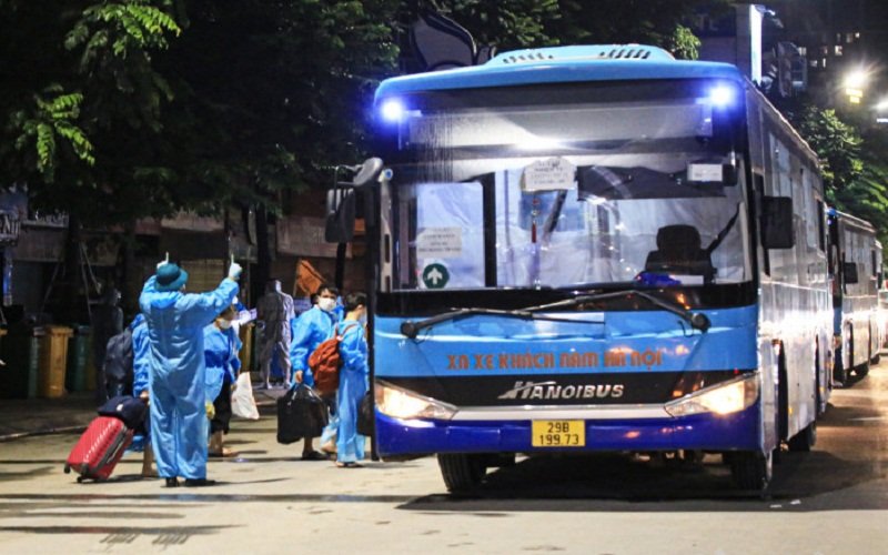 Theo kế hoạch, khoảng 1.200 người dân sẽ được di dời ra khỏi ổ dịch nóng nhất Thủ đô đến ở ký túc xá của Đại học FPT (Hòa Lạc), từ tối 1/9 đến 3/9. (Ảnh: Dân Việt).