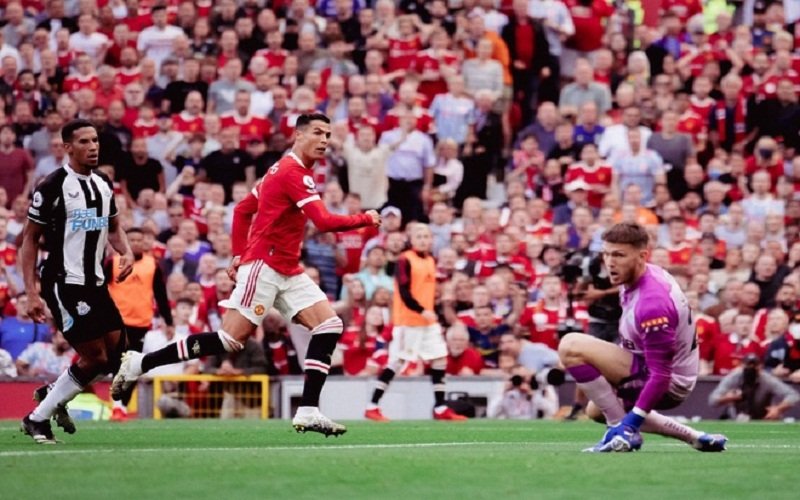 Ronaldo bứt tốc kinh hoàng ghi bàn vào lưới thủ môn Woodman của Newcastle.
