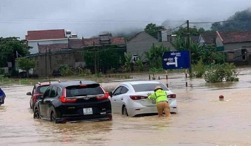 Nhiều phương tiện giao thông bị chết máy trên Quốc lộ.