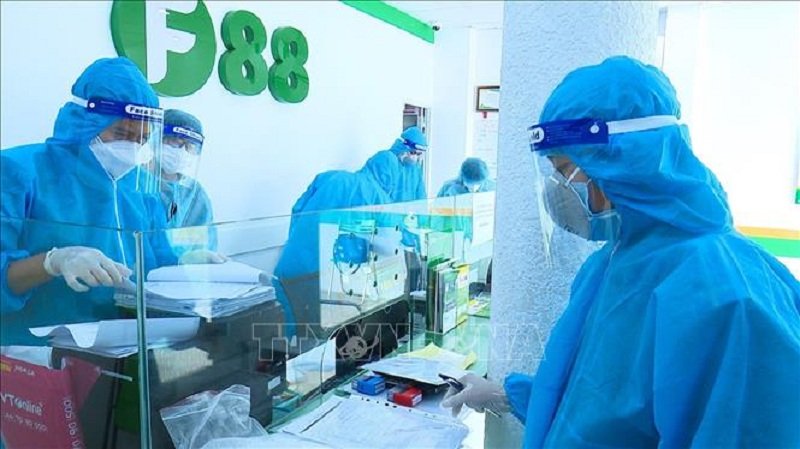 Lực lượng chức năng khám xét chi nhánh Công ty cổ phần kinh doanh F88. (Ảnh: Công an tỉnh Bạc Liêu/TTXVN).