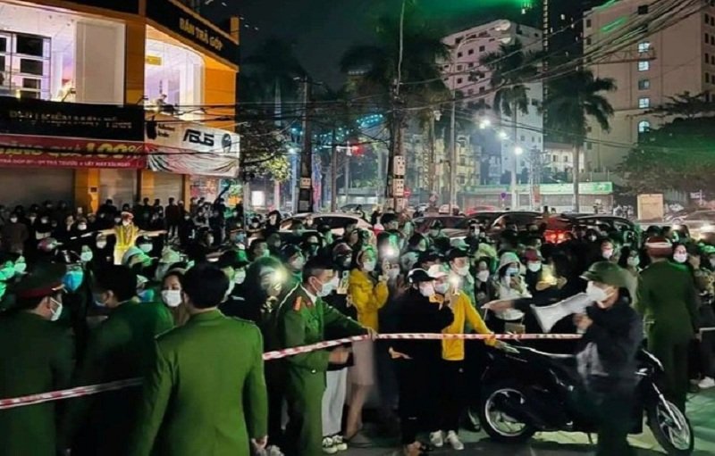 Hàng ngàn người dân tập chung phản ứng mạnh mẽ việc chủ shop quần áo Mai Hường đánh đập nữ sinh. (Ảnh: IT).