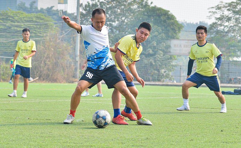 Tiền vệ Vũ Luân trong một pha dành bóng từ chân đội bạn.