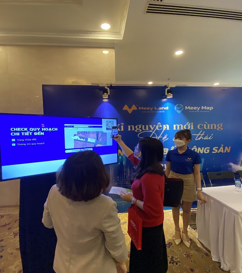 Người dùng thích thú trải nghiệm sản phẩm Meey Map tại VNITO 2021.