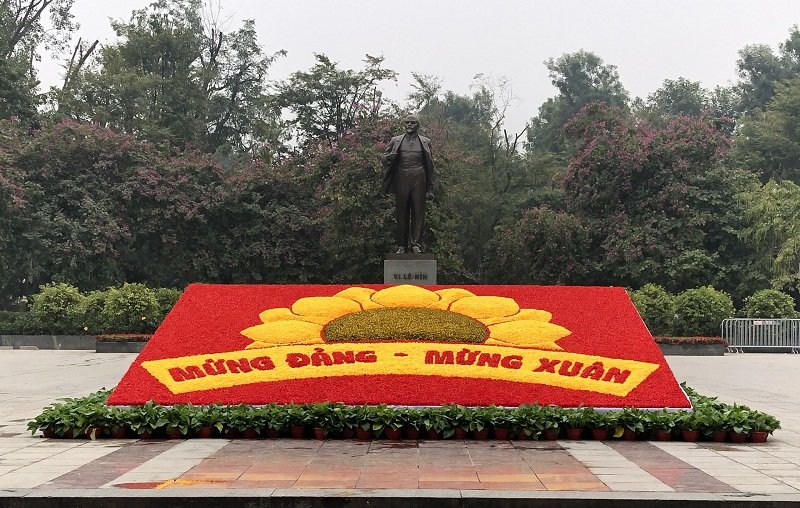 Đường phố Thủ đô trang hoàng đón mùa xuân mới đang về.