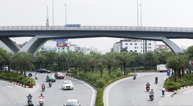 Khu vực nút giao Long Biên - Nguyễn Văn Cừ (quận Long Biên) ngập bóng cây xanh và hoa nở 4 mùa.