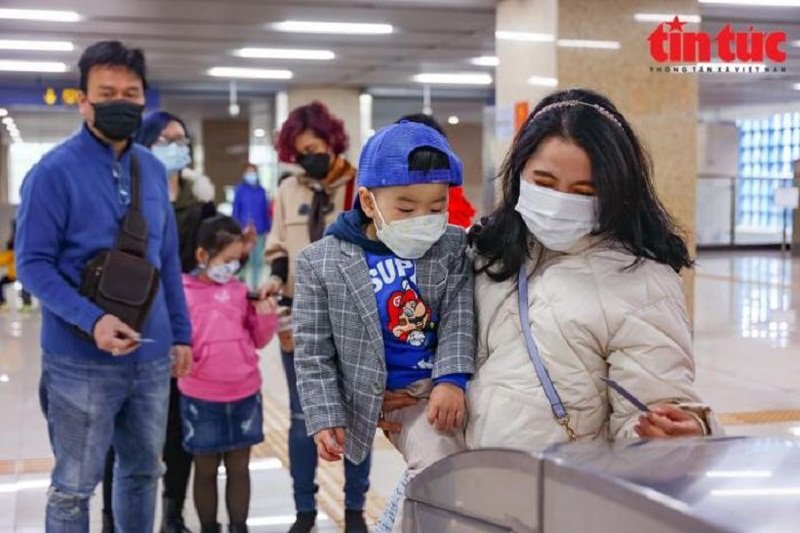 Nhiều gia đình rủ nhau du xuân bằng tàu điện Cát Linh - Hà Đông. (Ảnh: Báo Tin tức/ TTXVN).
