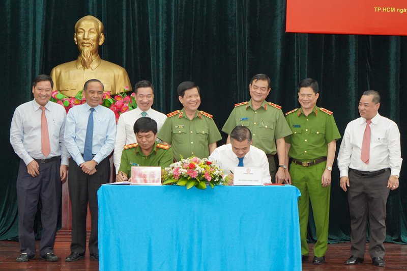 Ông Nguyễn Văn Cường - Phó Chủ tịch Tập đoàn Hưng Thịnh và Đại tá Nguyễn Thanh Hưởng - Phó Giám đốc Công an TP.HCM thực hiện nghi thức ký kết biên bản giao nhận trang thiết bị PCCC và CNCH