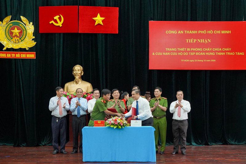 Ông Nguyễn Văn Cường - Phó Chủ tịch Tập đoàn Hưng Thịnh và Đại tá Nguyễn Thanh Hưởng - Phó Giám đốc Công an TP.HCM thực hiện nghi thức ký kết biên bản giao nhận trang thiết bị PCCC và CNCH 