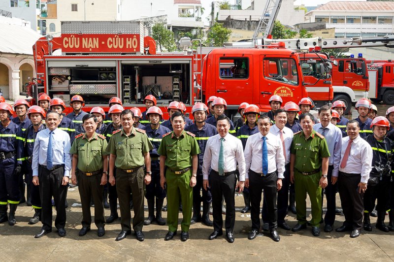 Lãnh đạo Bộ Công an, Công an TP.HCM, Lãnh đạo Phòng Cảnh sát PCCC và CNCH, Lãnh đạo Tập đoàn Hưng Thịnh,đại diện Hiệp hội BĐS TP.HCM và Hiệp hội Doanh nghiệp TP.HCM cùng chụp hình lưu niệm với các chiến sĩ PCCC và CNCH