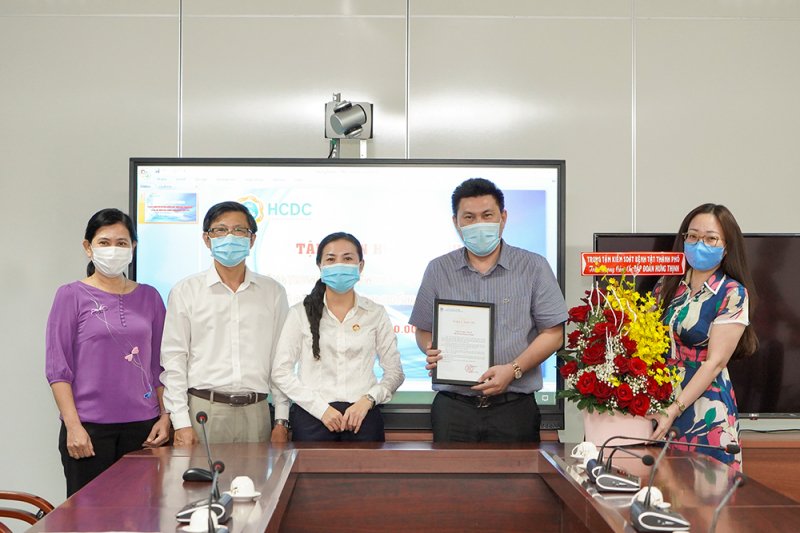 Đại diện Ban Thường trực Ủy ban MTTQ – Ban vận động, tiếp nhận và phân phối Quỹ phòng, chống dịch Covid-19 Thành phố, HCDC cùng Sở Y tế TP.HCM tặng hoa và thư cảm ơn cho đại diện Tập đoàn Hưng Thịnh