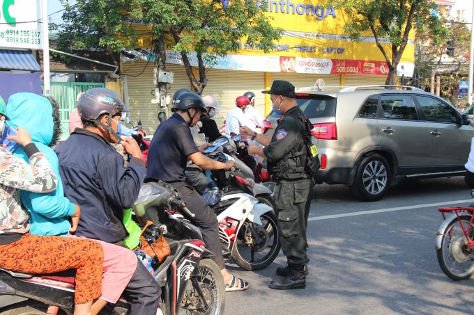 Phát miễn phí hơn 2.000 chiếc khẩu trang y tế.