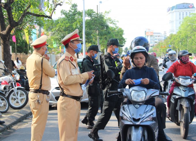 Đeo khẩu trang để phòng ngừa dịch corona.