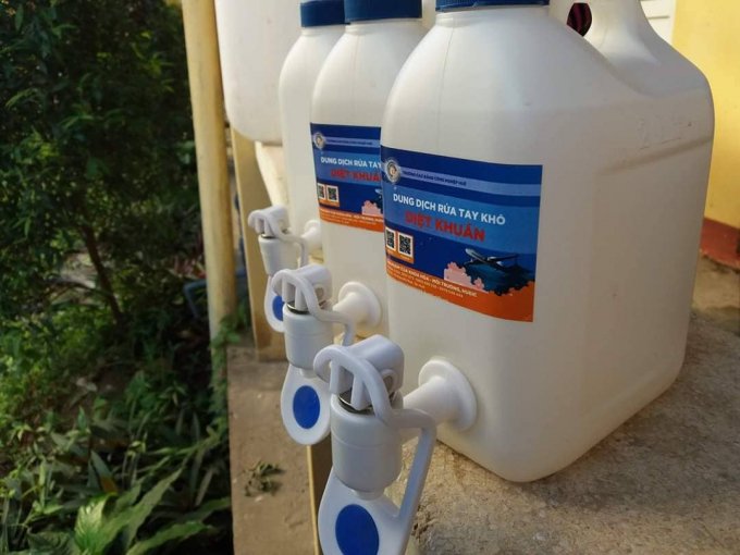 Dung dịch nước rửa tay diệt khuẩn.