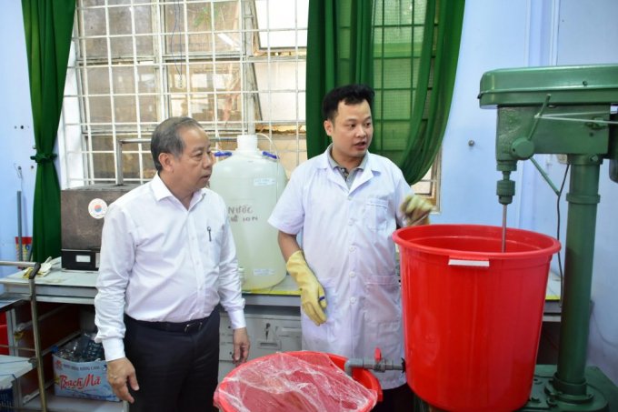 TS. Quang báo cáo tình hình sản xuất dung dịch với Chủ tịch UBND tỉnh Thừa Thiên Huế.