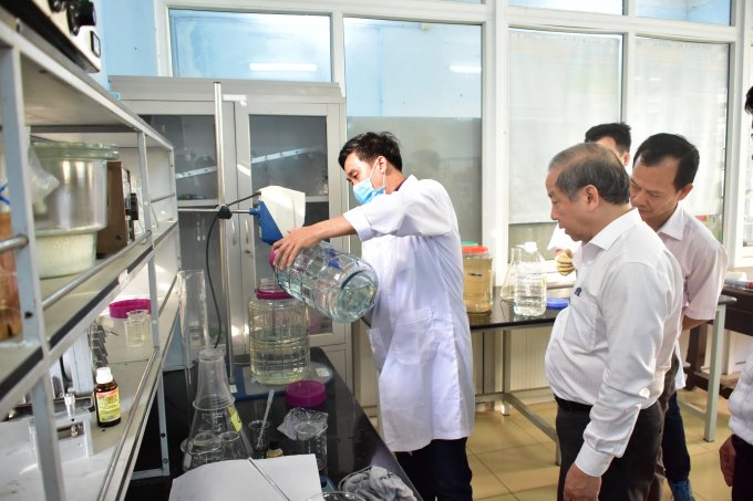 Hàng trăm lít dung dịch phát cho người dân mỗi ngày.