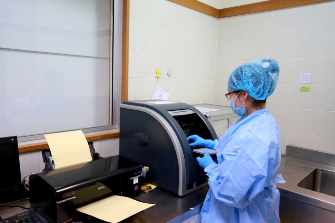 Bệnh viện Trung ương Huế bắt đầu thực hiện được xét nghiệm virus corona. Ảnh: Thượng Hiển.