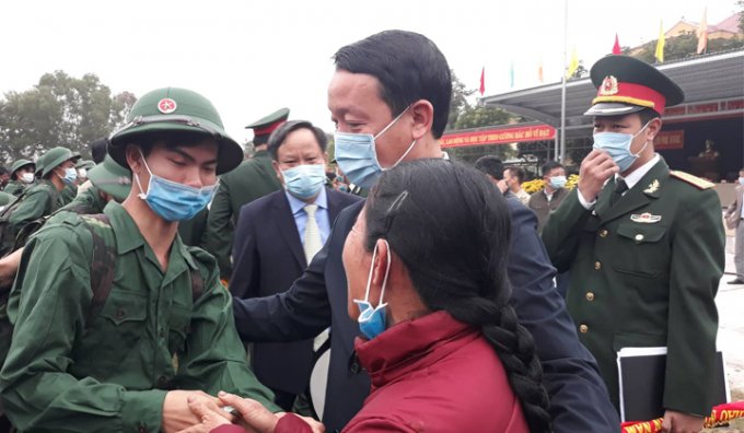 Ông Phan Thiên Định, Phó Chủ tịch UBND tỉnh động viên tân binh lên đường nhập ngũ.