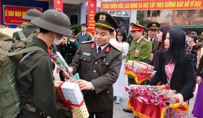 Đại tá Nguyễn Quốc Đoàn, Giám đốc Công an tỉnh tặng hoa cho tân binh lên đường làm nhiệm vụ bảo vệ Tổ quốc.
