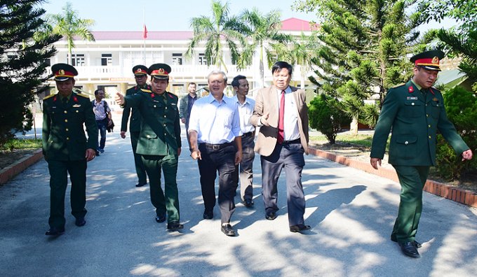Bí thư Tỉnh ủy Thừa Thiên Huế lưu ý, các khu vực này phải được thường xuyên vệ sinh, khử trùng để đảm bảo an toàn trong suốt thời gian cách ly của các công dân. Đồng thời, cần lập vành đai an toàn ở khu vực cách ly với các hộ dân sống bên ngoài.