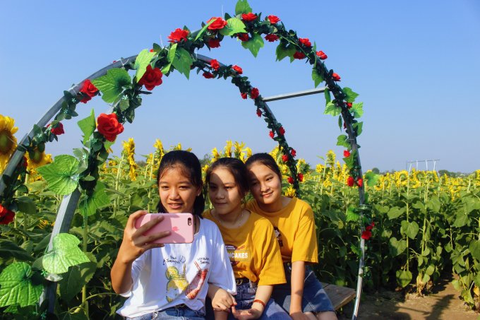 Chụp ảnh cùng bạn bè…