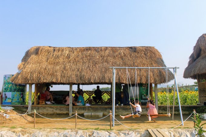 Ngôi nhà tranh mát mẻ được dựng lên để du khách nghỉ chân và trò chuyện. Tại đây, cung cấp uống miễn phí, cho mượn nón lá để sử dụng.