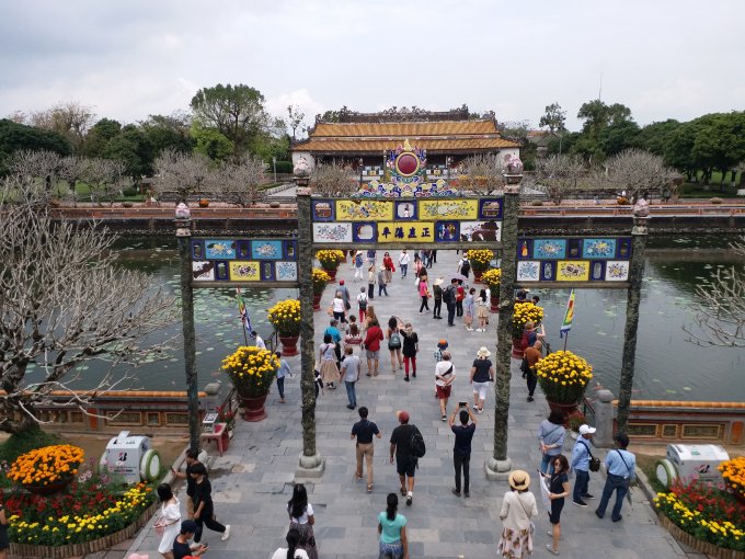 Du khách tham quan Hoàng cung Huế.