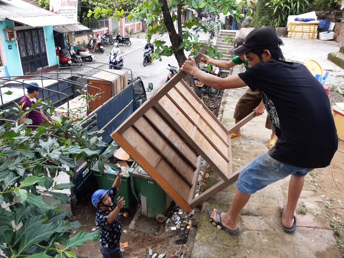 Di chuyển những vật dụng còn dùng được.