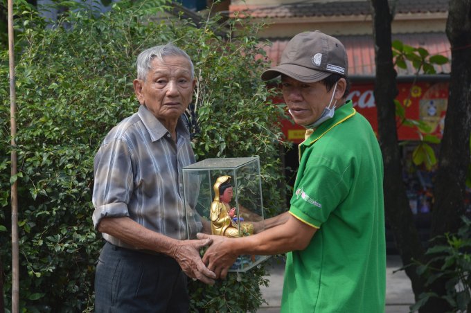 Gia đình ông Lê Văn Thành (87 tuổi) đã sinh sống ở khu vực Thượng thành gần 40 năm nay. Sáng ngày 22/2, ông cùng người thân bắt đầu tháo dỡ nhà, rời khỏi nơi biết bao kỷ niệm.