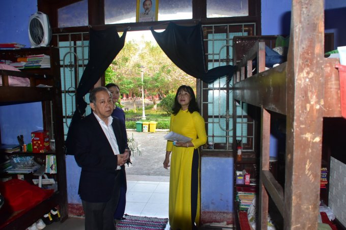 Chủ tịch UBND tỉnh đi kiểm tra công tác phòng chống dịch và tình hình học sinh đi học trở lại tại các trường học.